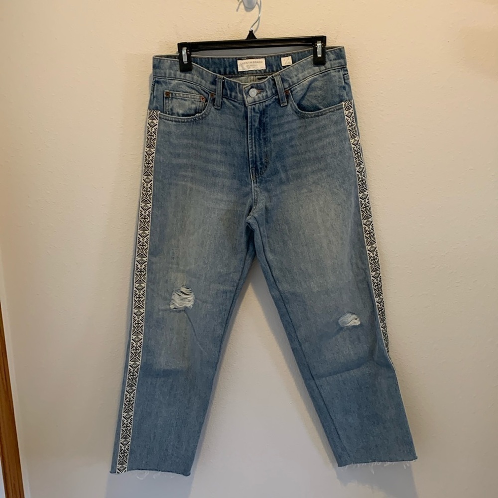 NWOT Lucky Brand Relaxed Taper Distressed Raw Hem Lt. Wash Side Detail Jean 6/28